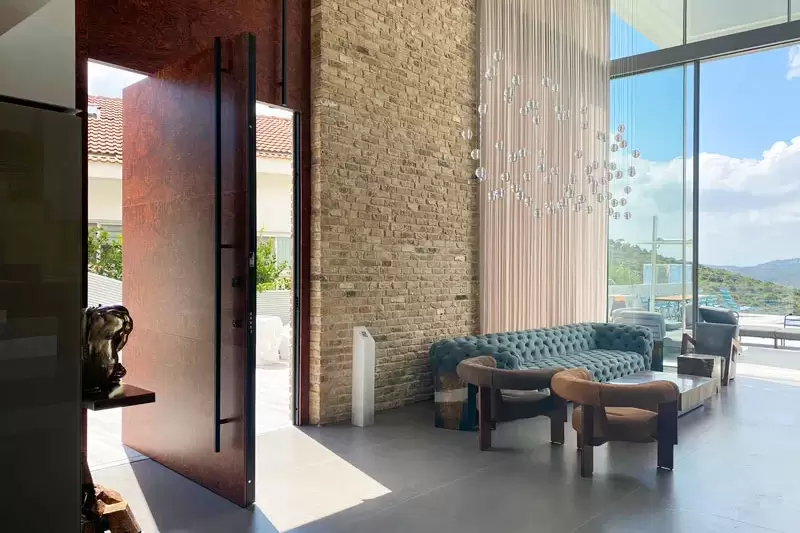 Elegant modern pivot door 1 Image of a modern pivot door made of wood