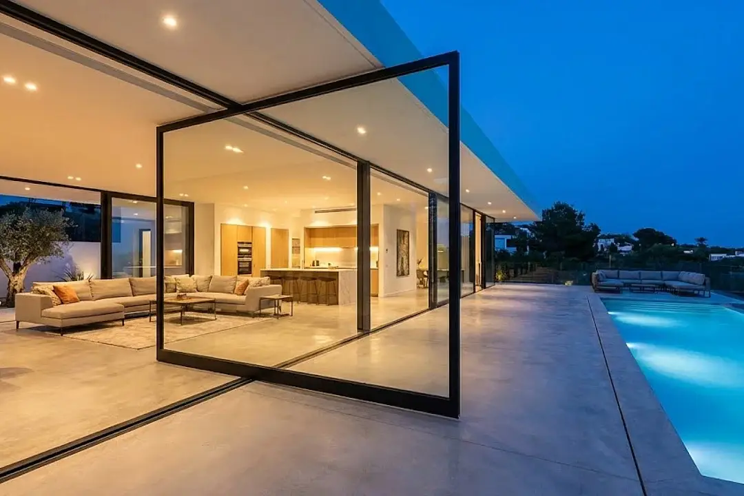 Seamless Transitions: The Architectural Power of Glass Pivot Doors